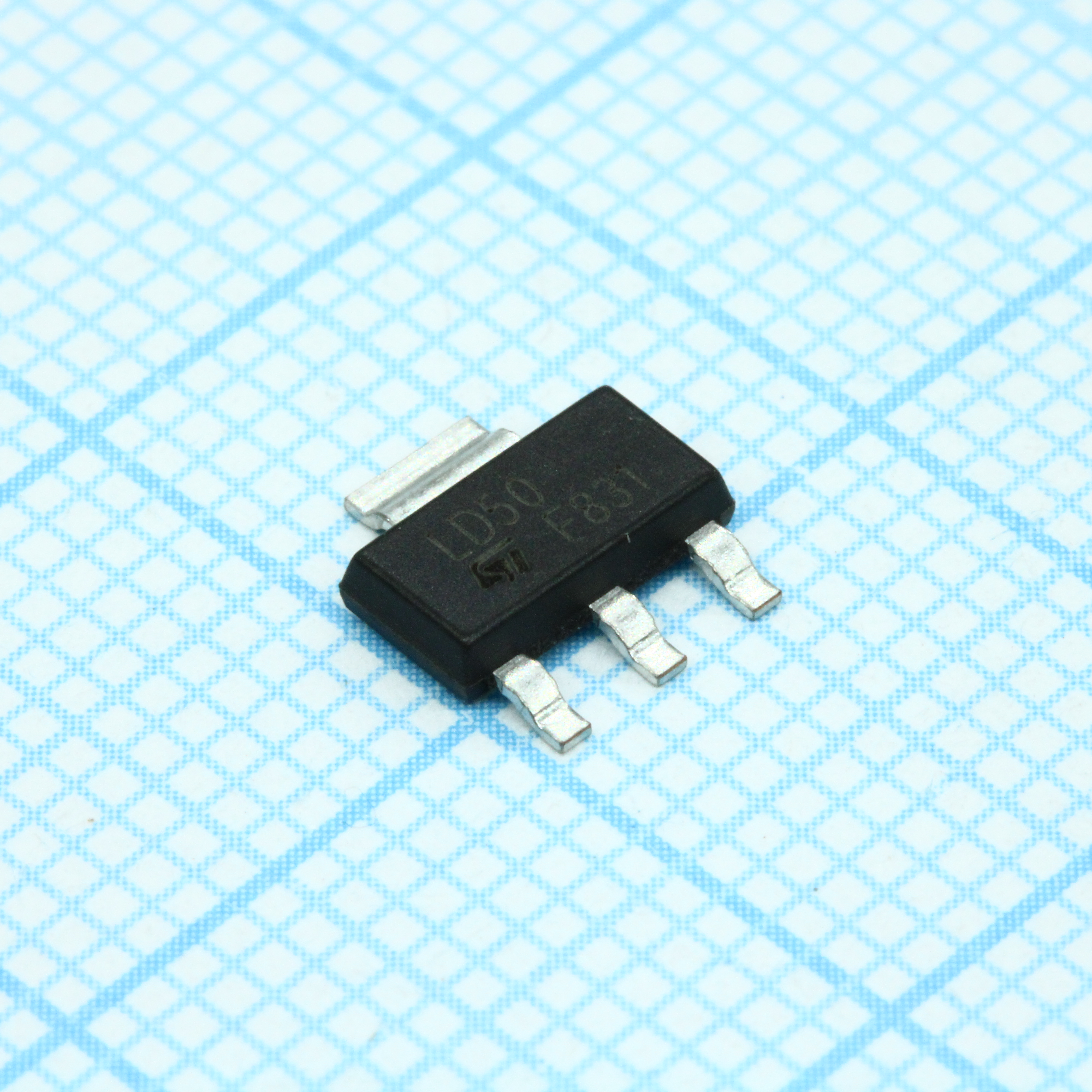 Фото LD1117S50CTR ST Microelectronics — LD1117S50CTR — Стабилизаторы линейные — ST Microelectronics