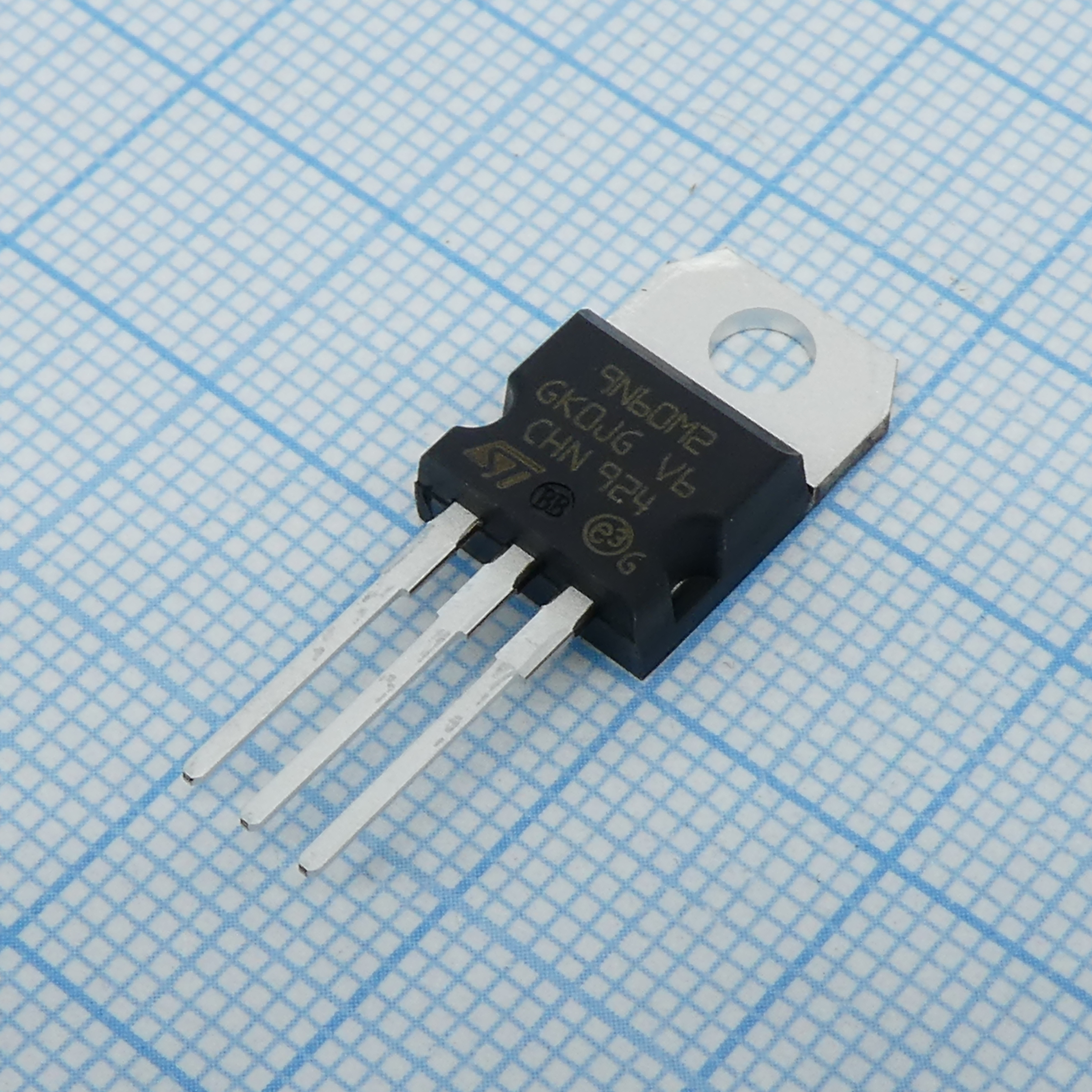 Фото STP9N60M2 ST Microelectronics — STP9N60M2 — Одиночные MOSFET транзисторы — ST Microelectronics