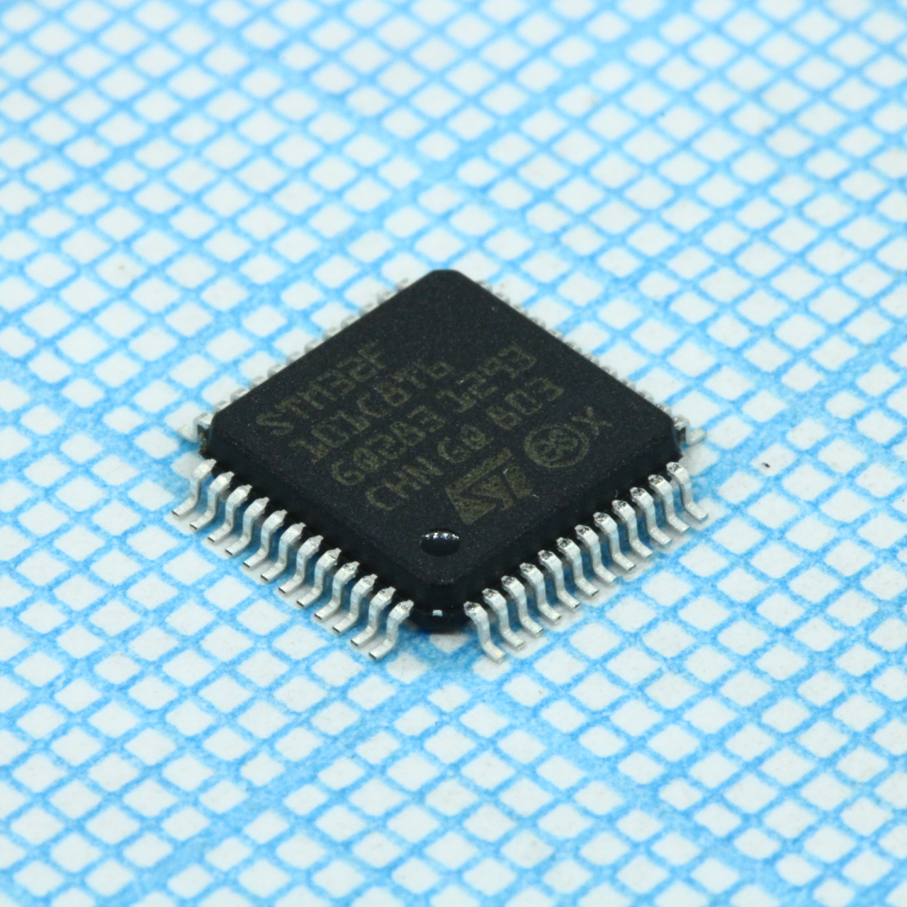 Фото STM32F101C8T6 ST Microelectronics — STM32F101C8T6 — Микроконтроллеры STM — ST Microelectronics
