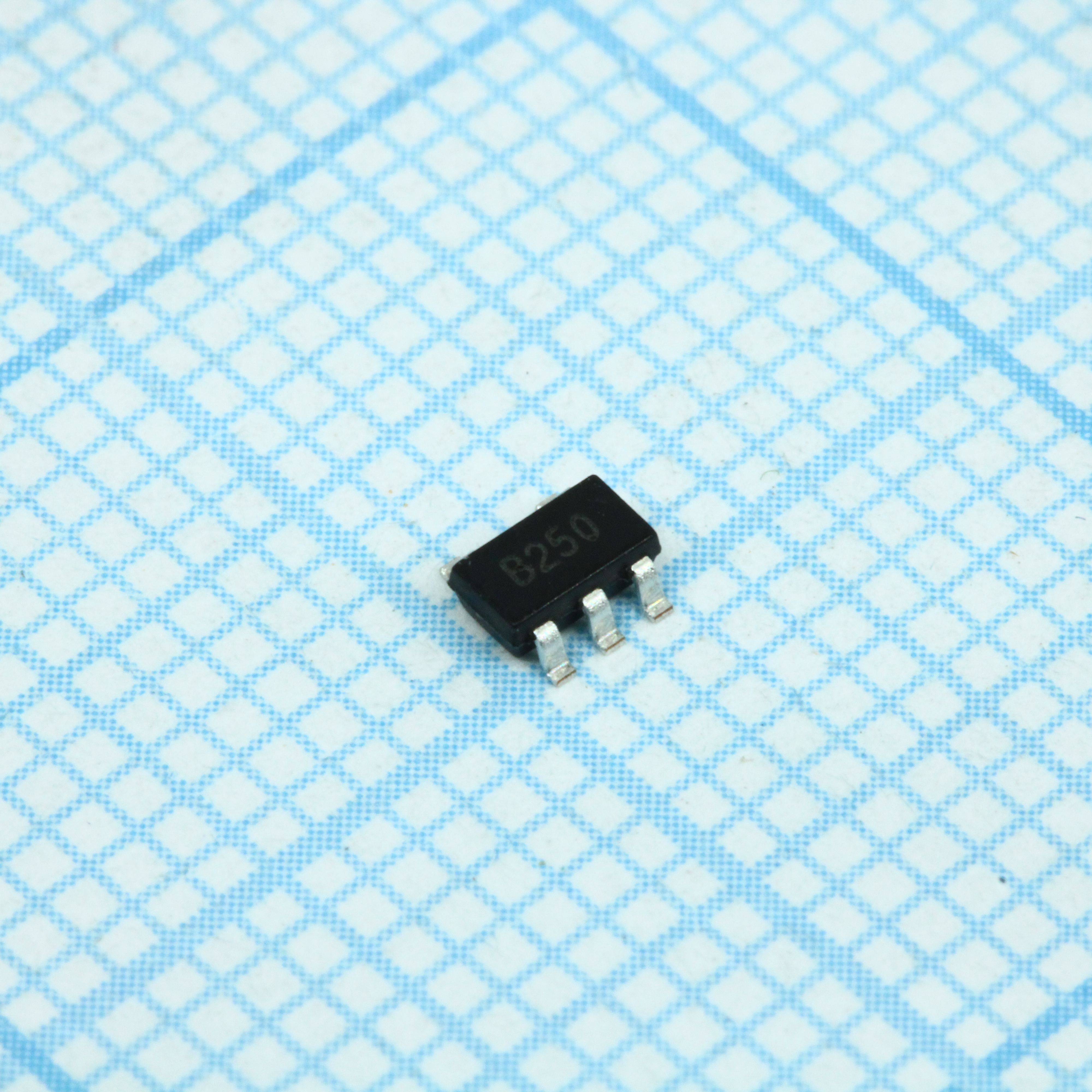 Фото LD3985M25R ST Microelectronics — LD3985M25R — Стабилизаторы линейные — ST Microelectronics
