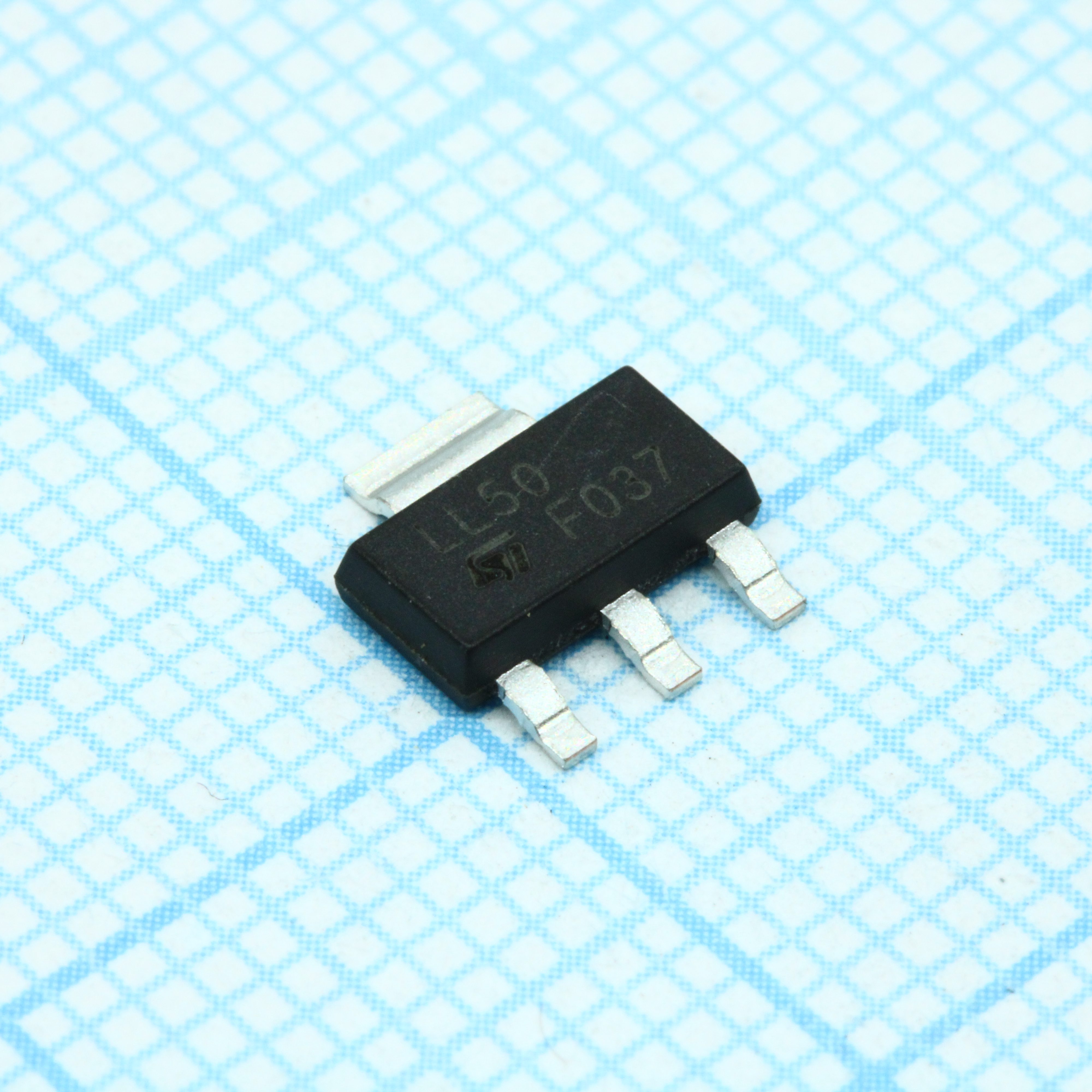 Фото LDL1117S50R ST Microelectronics — LDL1117S50R — Стабилизаторы линейные — ST Microelectronics