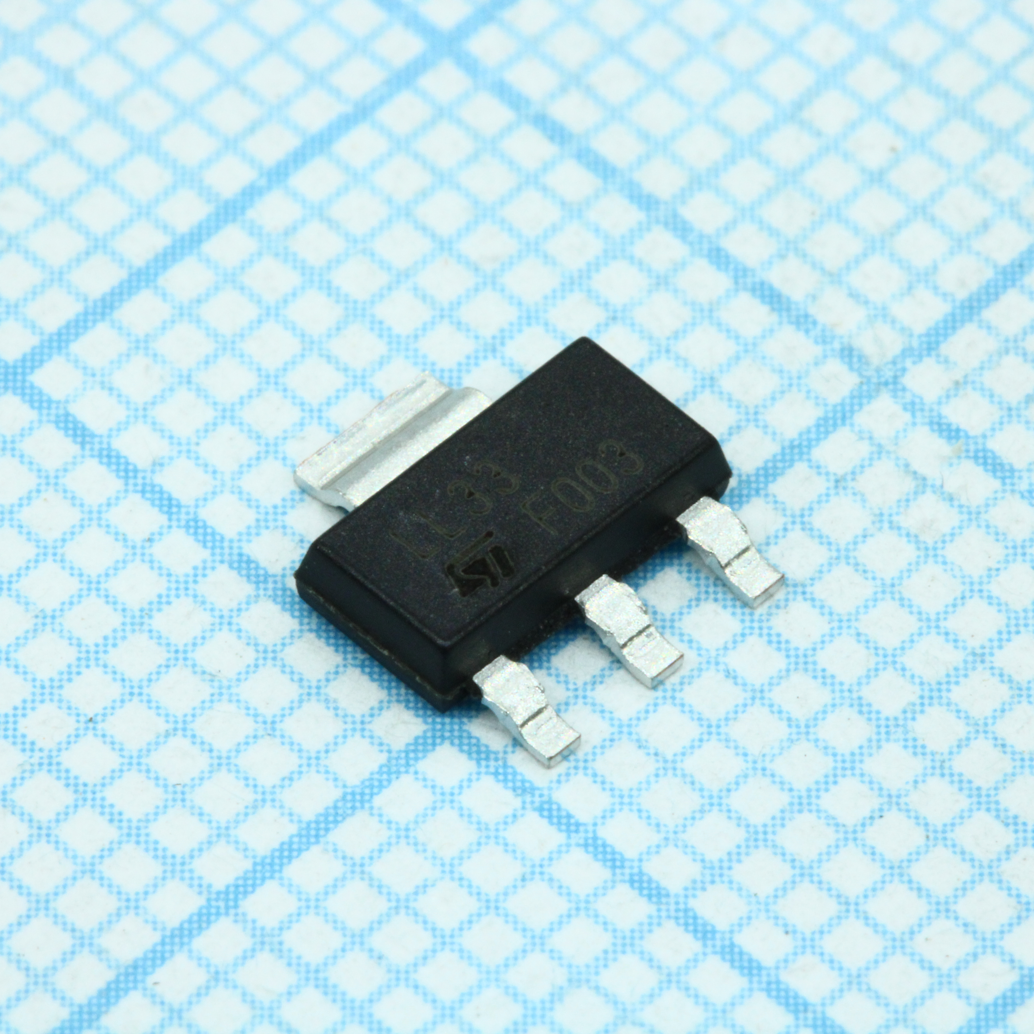 Фото LDL1117S33R ST Microelectronics — LDL1117S33R — Стабилизаторы линейные — ST Microelectronics