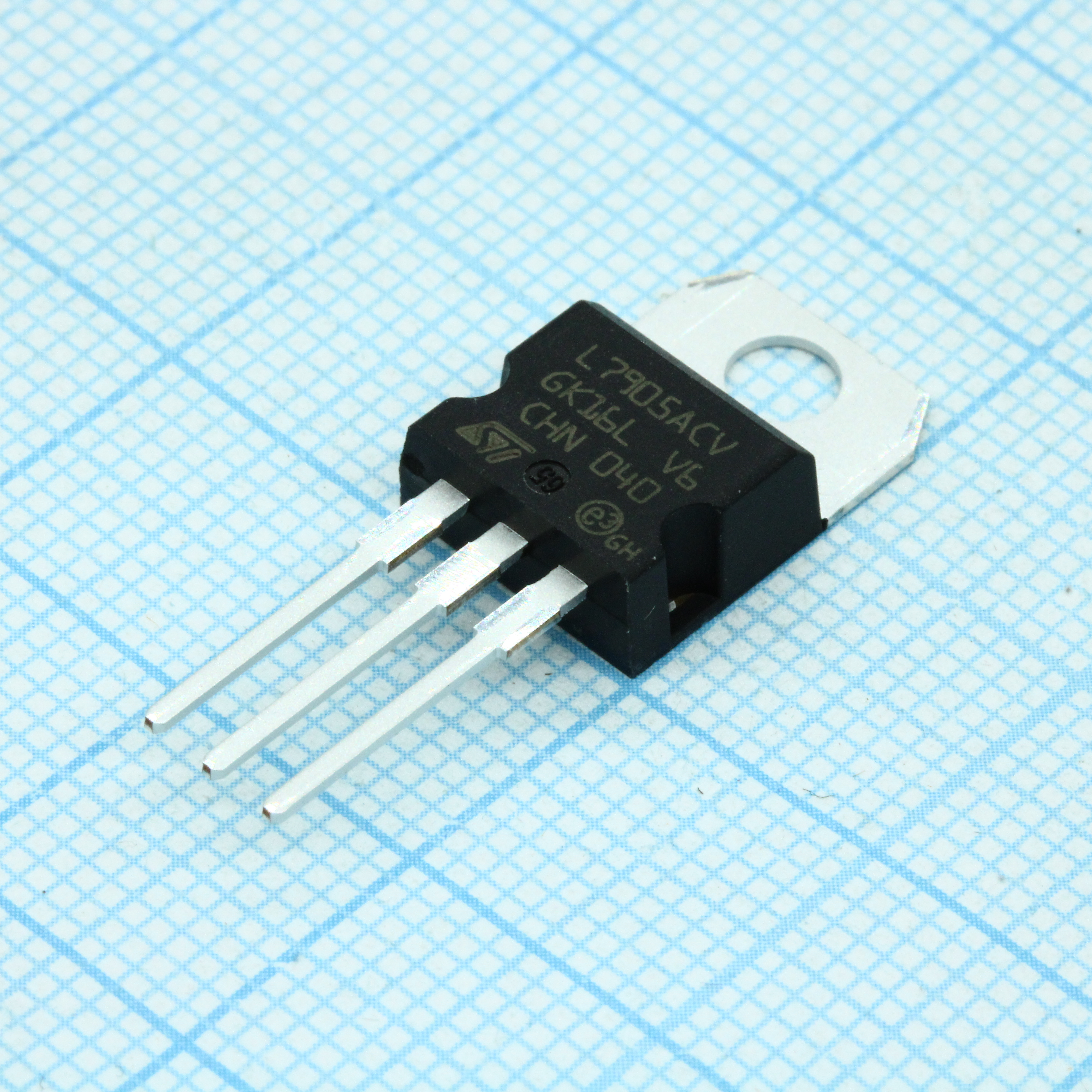 Фото L7905ACV ST Microelectronics — L7905ACV — Стабилизаторы линейные — ST Microelectronics