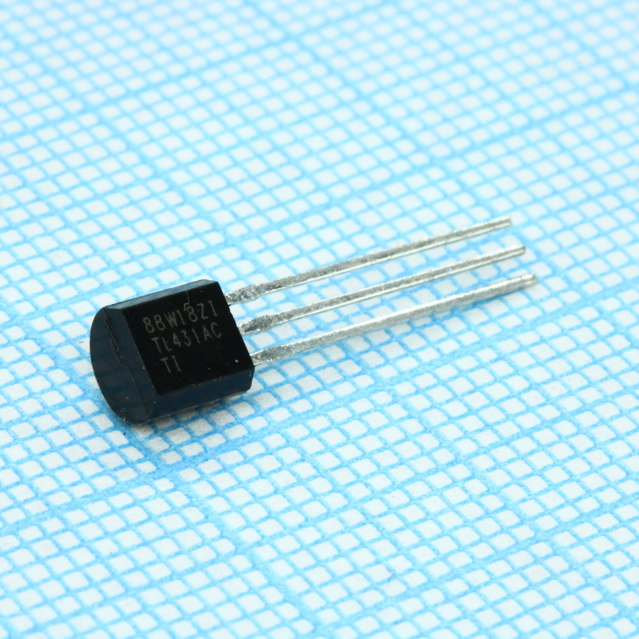 Фото TL431TO92 Texas Instruments — TL431ACLP — Стабилизаторы 431 серии — Texas Instruments